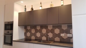 Kühlschrank, Mikrowelle, Ofen, Herdplatte