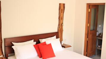 Habitació doble Deluxe | Roba de llit d'alta qualitat i caixa forta a l'habitació