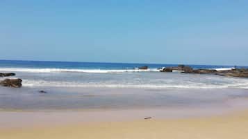 Una spiaggia nelle vicinanze