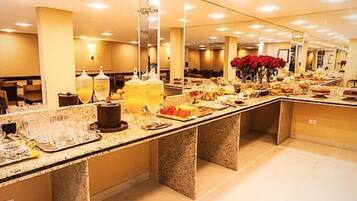 Café da manhã com buffet grátis todos os dias