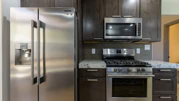 Geladeira, micro-ondas, fogão, cooktop