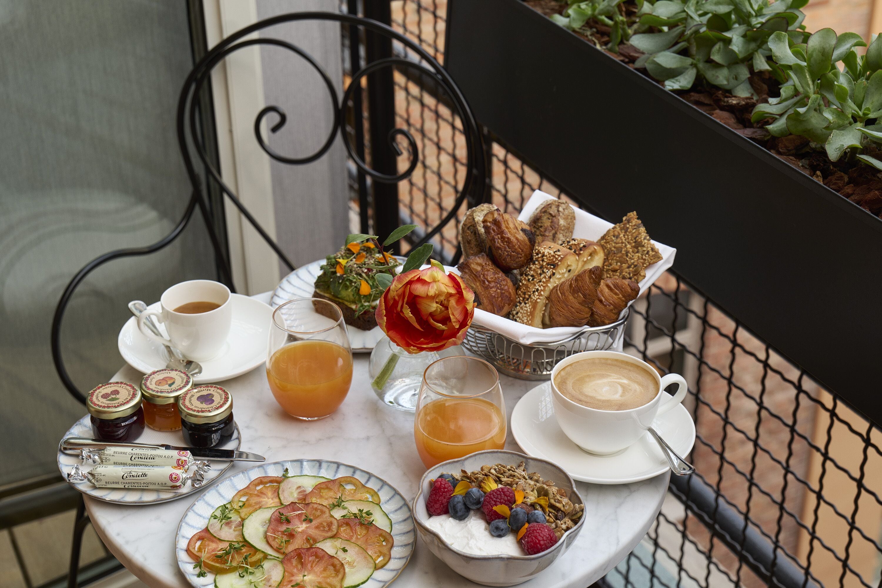Ett frukostbord med olika sorters mat, dryck och tillbehör.