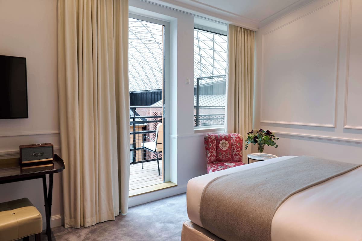 superior room, balcony (courtyard) | premium bedding, down duvets, pillow-top beds, minibar