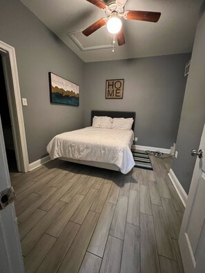 3 室のベッドルーム、アイロン / アイロン台、WiFi (無料)、ベッドシーツ