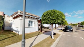 Property grounds - Lovely 2 Bed villa with pool, sunny roof terrace & garden on luxury 5* Resort (Torre-Pacheco)