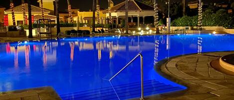 Una piscina al aire libre