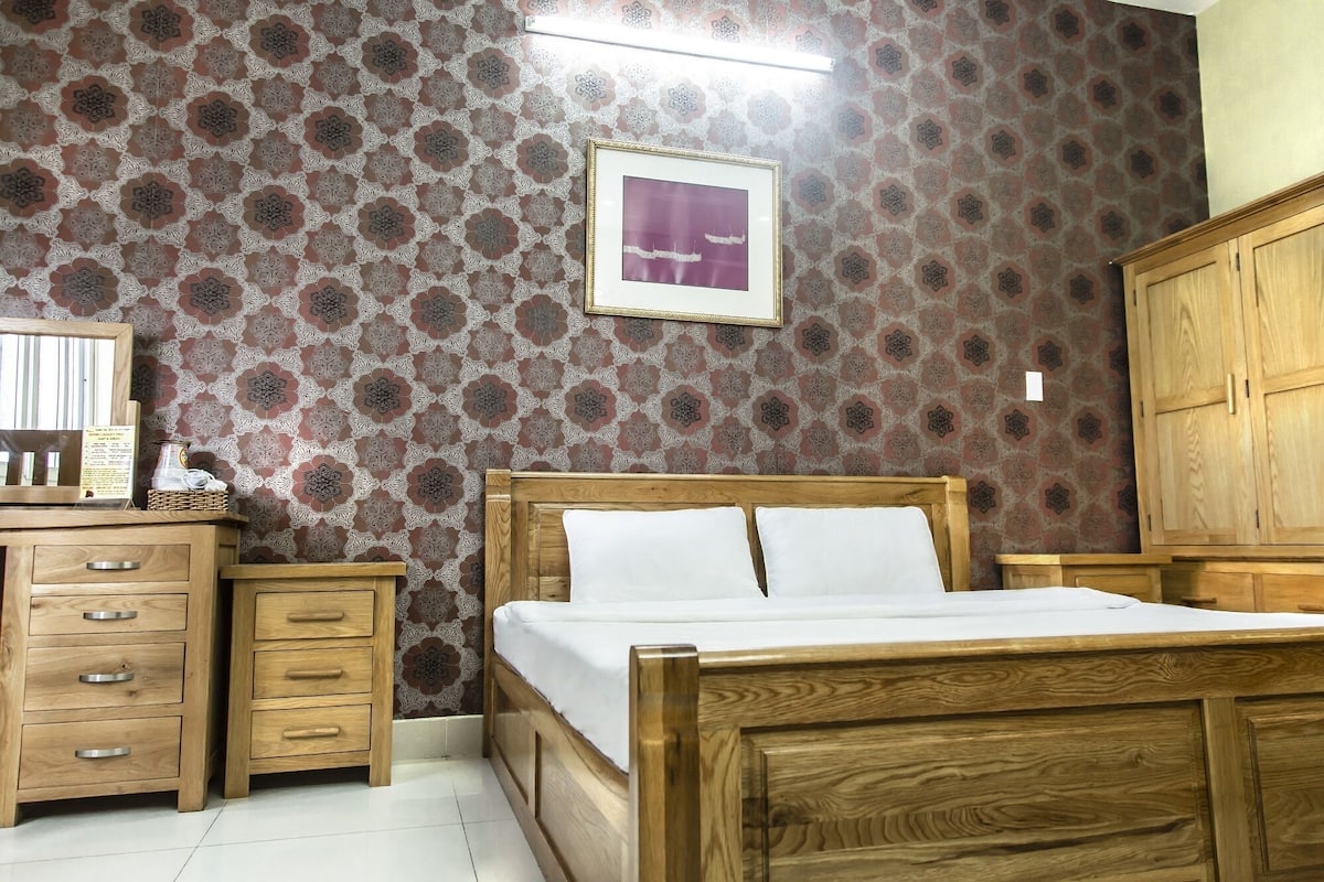 Economy Double Room | Minibar, desk, blackout curtains, iron/ironing board