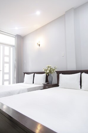 ห้องอีโคโนมีสำหรับสี่ท่าน | มินิบาร์, โต๊ะทำงาน, ผ้าม่านกันแสง, เตารีด/โต๊ะรีดผ้า