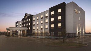 Un hôtel moderne doté d’un toit plat, de plusieurs étages et d  ’un espace d’entrée abrité.