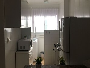 Micro-ondas, cafeteira/chaleira, talheres/pratos/utensílios de cozinha