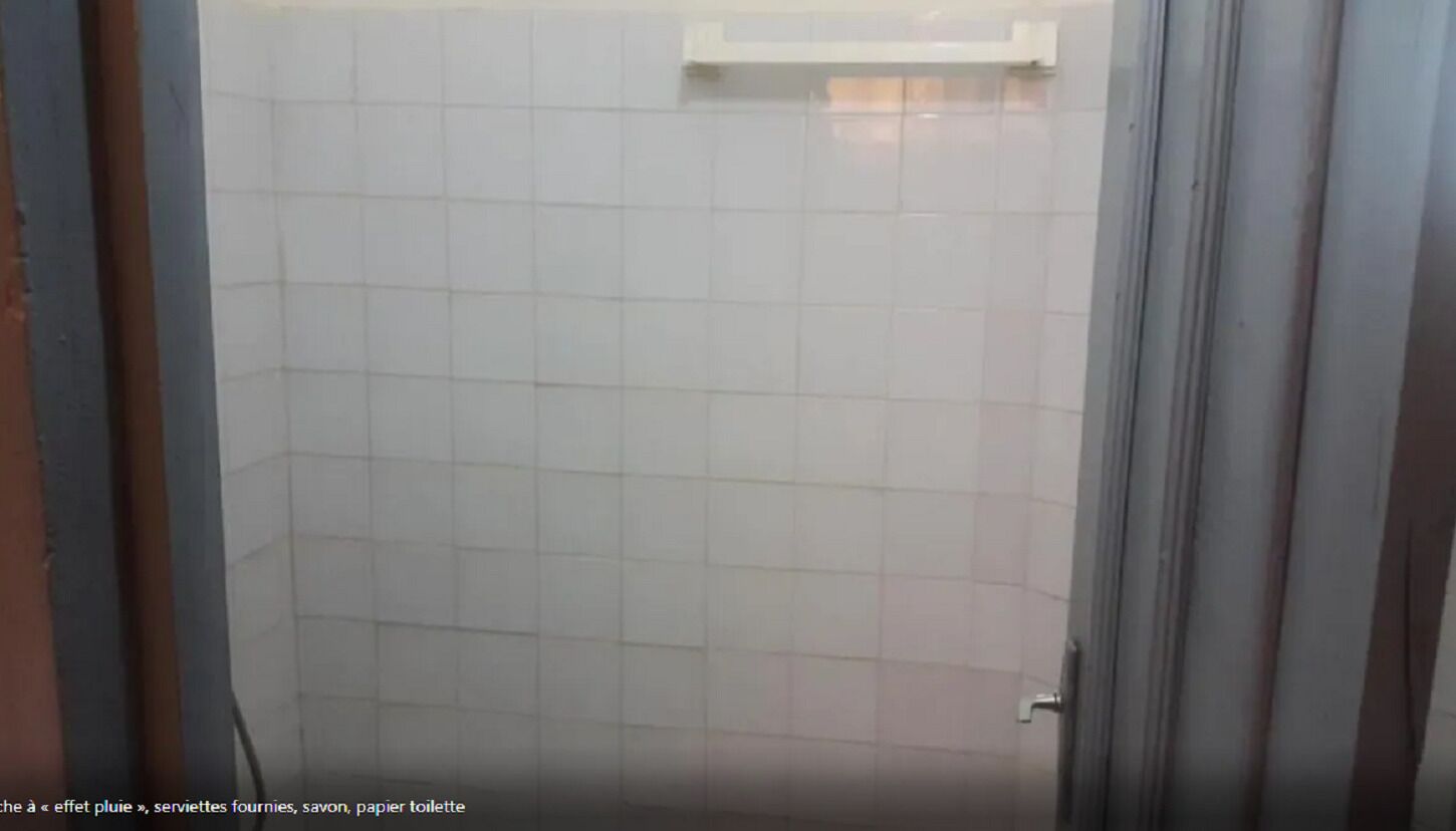 Ducha, cabezal de ducha tipo lluvia, toallas y jabón