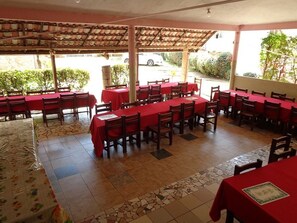 Se sirven desayunos, almuerzos y cenas; cocina local