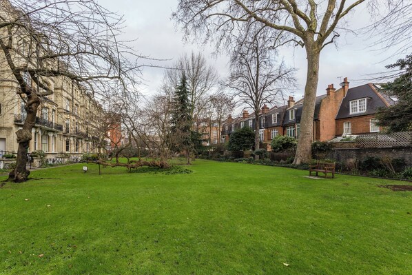 Garden - Elm Park Gardens XI by Onefinestay (London)