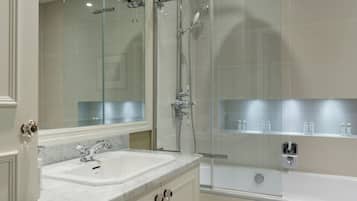 Apartment (2 Bedrooms) | Bathroom | Separate bathtub and shower, towels