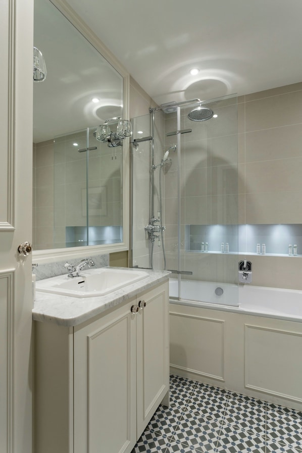 Departamento (2 Bedrooms) | Baño | Tina y regadera independientes y toallas