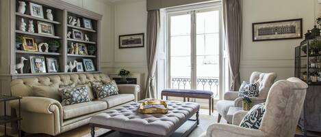 Apartment (3 Bedrooms) | Living area | TV, fireplace