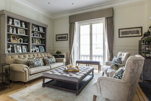 Apartment (3 Bedrooms) | Wohnbereich | Fernseher, Kamin