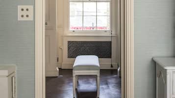 Apartment (3 Bedrooms) | 3 bedrooms, individually decorated, individually furnished, desk