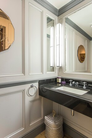 Apartment (3 Bedrooms) | Bilik Mandi | Tab mandi dan pancuran berasingan, pengering rambut, tuala disediakan 