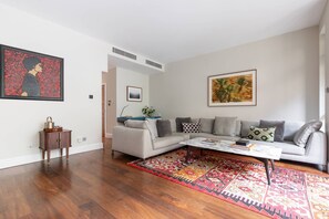 Apartment (3 Bedrooms) | Living area | TV