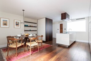 Apartment (3 Bedrooms) | Dining room