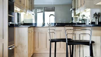 Apartment (2 Bedrooms) | Private kitchen | Fridge, oven, stovetop, dishwasher