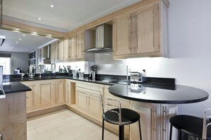 Apartment (2 Bedrooms) | Private kitchen | Fridge, oven, stovetop, dishwasher - John's Mews by Onefinestay (London)