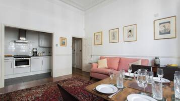 Apartment (2 Bedrooms) | Ruang tamu | TV