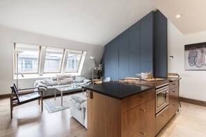 Căn hộ (2 Bedrooms) | Khu phòng khách | TV 