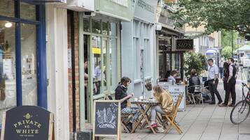 Apartment (2 Bedrooms) | Outdoor dining