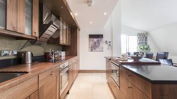 Apartment (2 Bedrooms) | Private kitchen | Fridge, oven, stovetop, dishwasher