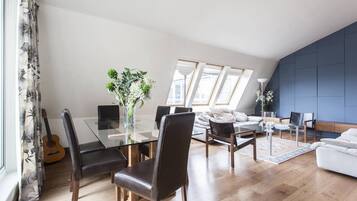 Apartment (2 Bedrooms) | Dining room