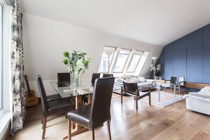 Căn hộ (2 Bedrooms) | Phòng ăn