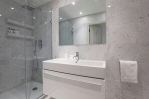 Een douche, handdoeken