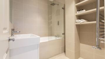 Lägenhet (2 Bedrooms) | Badrum | Dusch och handdukar