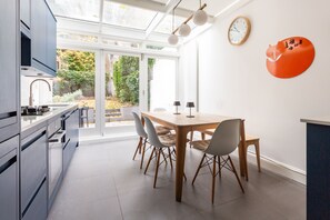 Apartment (2 Bedrooms) | Private kitchen | Fridge, microwave, oven, stovetop - Ossington Street by Onefinestay (London)
