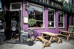 Outdoor dining - Gibson Square by Onefinestay (London)