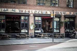 Outdoor dining - Gibson Square by Onefinestay (London)