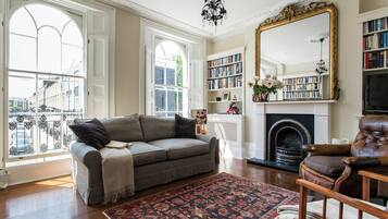 Departamento (2 Bedrooms) | Área de sala de estar | Televisión y libros