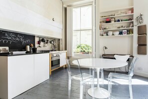 Departamento (1 Bedroom) | Cocina privada | Refrigerador, horno, parrilla de estufa y tostadora 