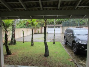 Property grounds - 12 people, 50m to the beach, internet, sand court, TV42, barbecue, swimming pool (São Sebastião)