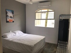 4 bedrooms, WiFi - 12 people, 50m to the beach, internet, sand court, TV42, barbecue, swimming pool (São Sebastião)