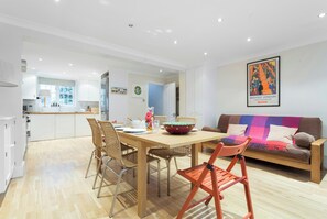 Apartment (4 Bedrooms) | Private kitchen | Fridge, oven, stovetop, dishwasher - Remington Street by Onefinestay (London)