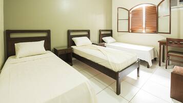 Frigobar, escrivaninha, ferros/tábuas de passar roupa, Wi-Fi de cortesia