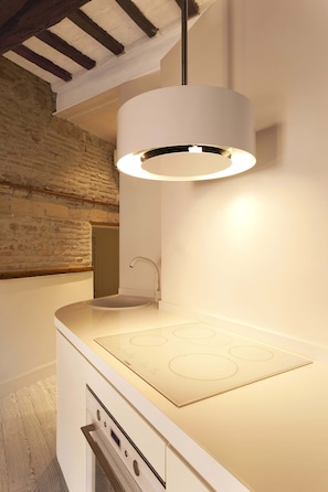 Réfrigérateur, four, plaque de cuisson, cafetière/bouilloire