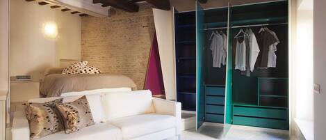 1 habitación, tabla de planchar con plancha, wifi gratis y ropa de cama