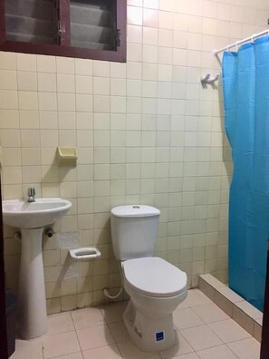 Dusche, HandtĂŒcher, Seife, Toilettenpapier