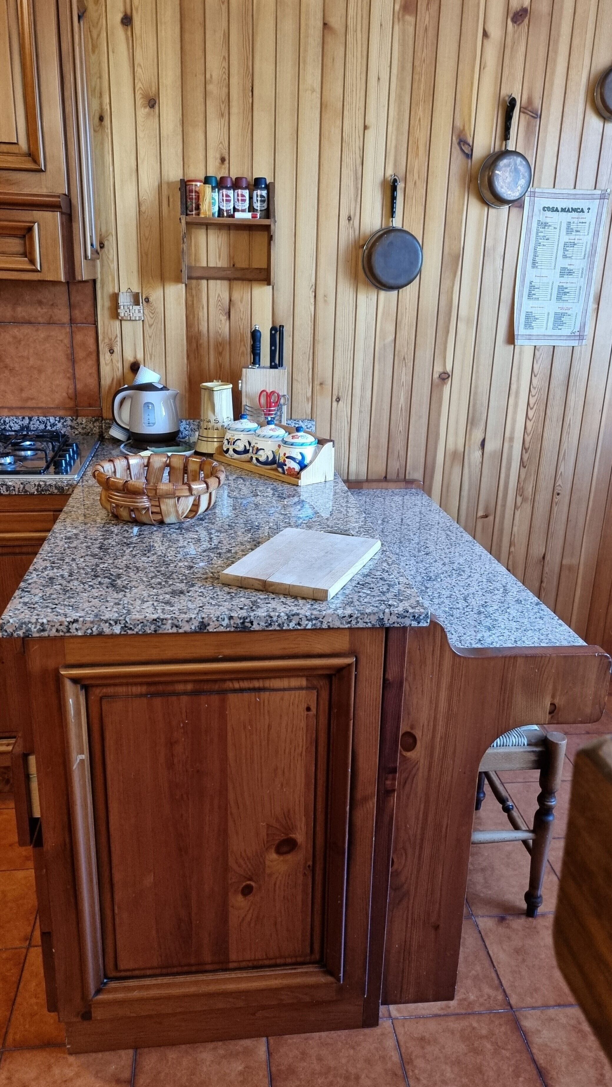 Mikrowelle, Ofen, Herdplatte, Wasserkocher mit Kaffee-/Teezubehör
