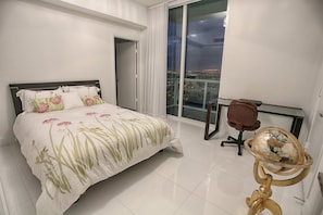 3 bedrooms, desk, free WiFi - Downtown Miami Large Penthouse Condo (Miami)