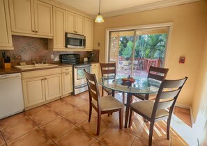 Stovetop, dishwasher, cookware/dishes/utensils - Spacious & Conveniently Located Miami Airport Home (Miami Springs)